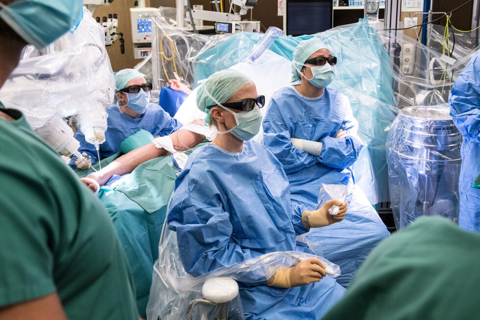 Surgeon Nicole Lindenblatt during the operation.